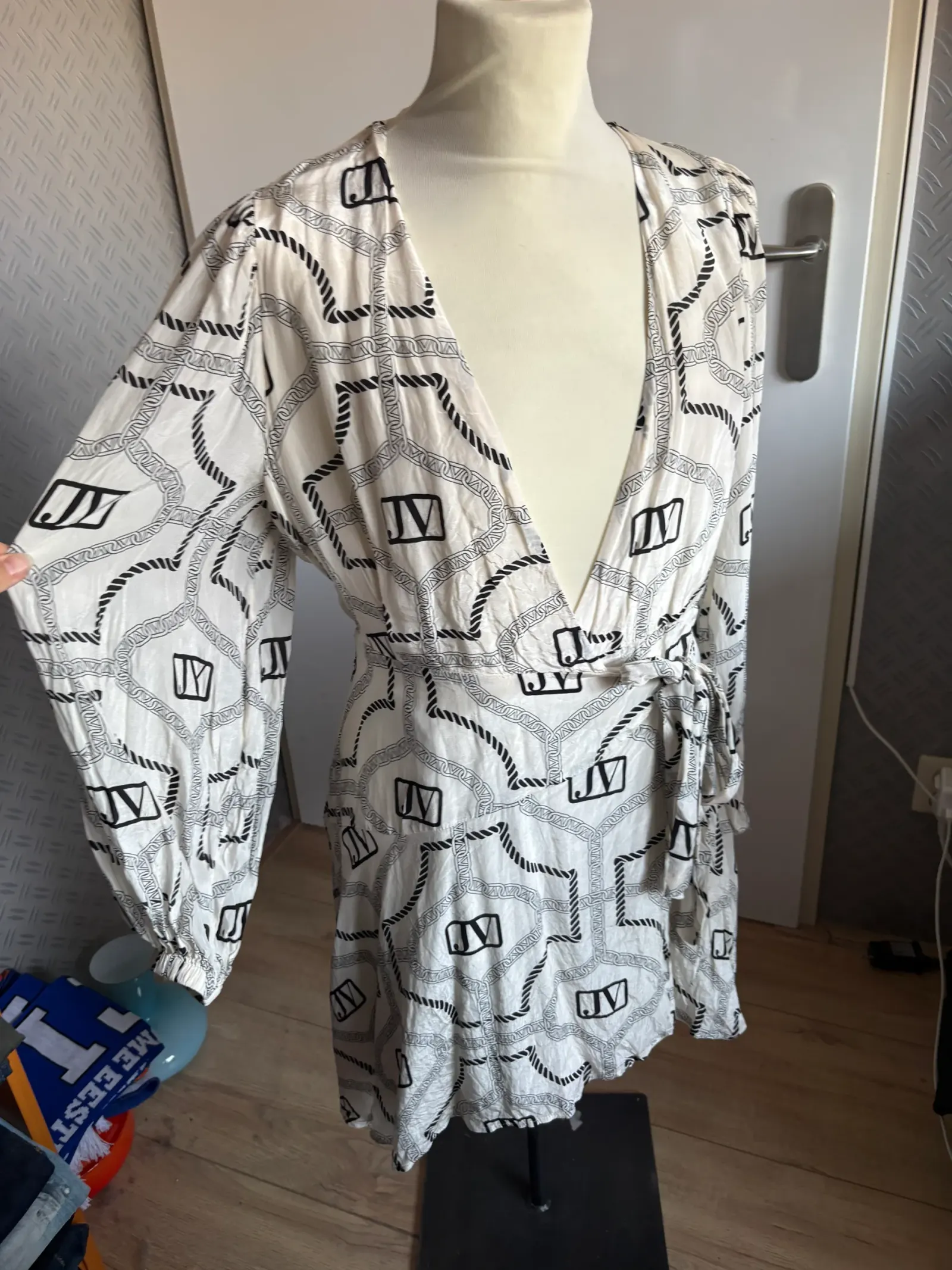 Josh V jurk s – foto 4 van 7