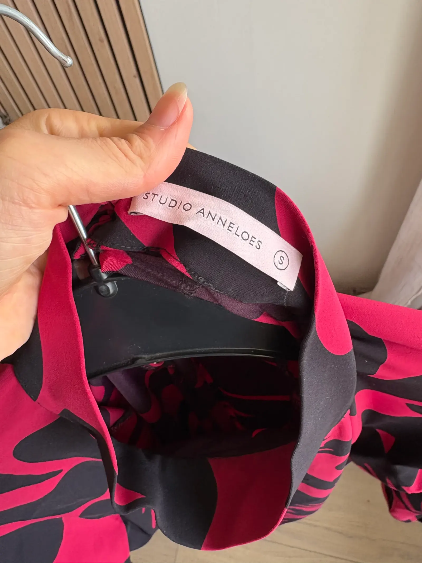 Studio Anneloes jurk zwart rood travelstof s – foto 2 van 6